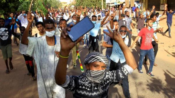 البشير يقيل وزير الصحة ودعوات لمسيرة نحو القصر الرئاسي