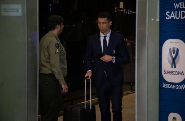 كريستيانو رونالدو ورفاقه يصلون جدة  