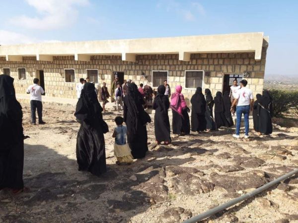 الصليب الأحمر الدولي يوزع مساعدات نقدية لمئات الأسر في تعز