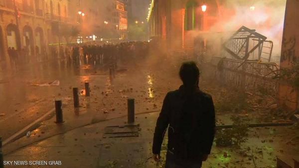 لبنان.. مواجهات بين الأمن والمتظاهرين في محيط البرلمان