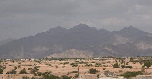 تهزمها المشتركة فتثأر من المدنيين.. مليشيا الحوثي تقصف أحياء سكنية في حيس