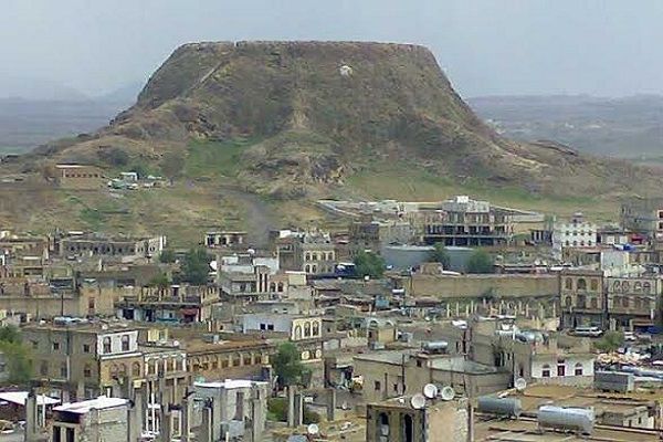 مواطن مسن يتعرض لاعتداء المليشيات الحوثية بالضالع
