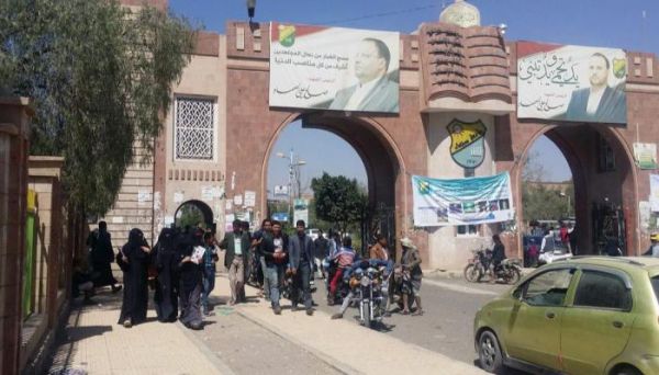 طلاب حوثيون يعتدون على أستاذ جامعي انتقد قانون الزكاة الحوثي