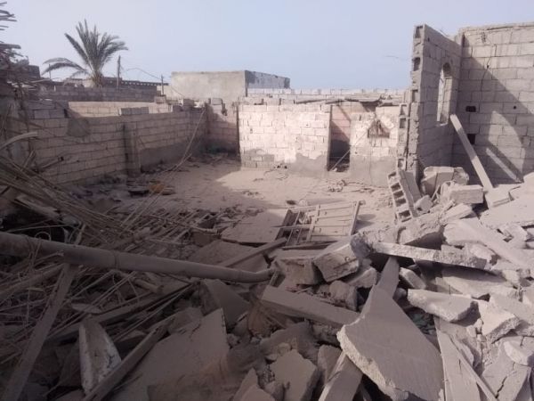 فيديو| الحديدة.. قصف صاروخي إرهابي حوثي على حي سكني يخلف دمارا واسعا في منازل المواطنين وموجة نزوح جديدة للإهالي