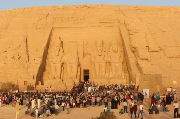 ماكرون يبدأ زيارته إلى مصر في أبو سمبل