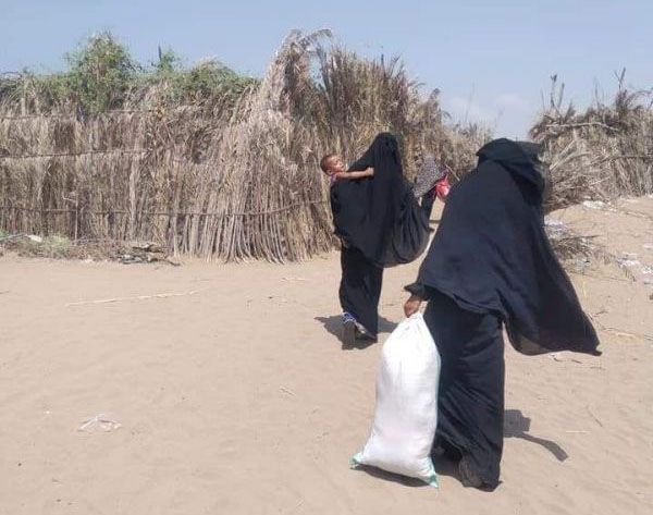 ميليشيا الحوثي تُجبر 100 أسرة بالحديدة على النزوح   