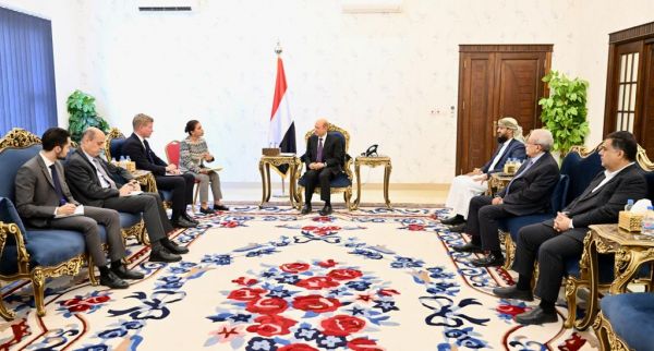 رئيس مجلس القيادة الرئاسي يستقبل في عدن المبعوث الخاص للأمم المتحدة 
