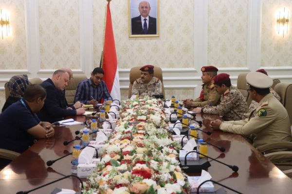 وزير الدفاع يناقش مع وفد بريطاني أمني رفيع مكافحة تهريب الأسلحة الإيرانية للحوثيين 