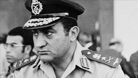 الجيش المصري ينعي مبارك: ابن وقائد