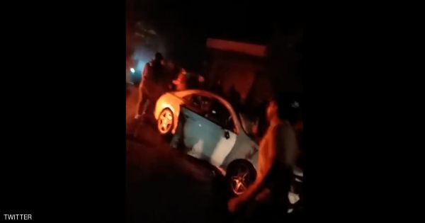 سيارة تدهس متظاهرين في لبنان