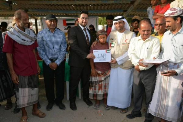 «هلال الإمارات» توزع 25 قارب صيد لأسر الشهداء وذوي الاحتياجات في عدن