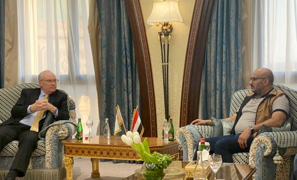 صور| قائد المقاومة الوطنية رئيس المكتب السياسي يستقبل المبعوث الأمريكي إلى اليمن 