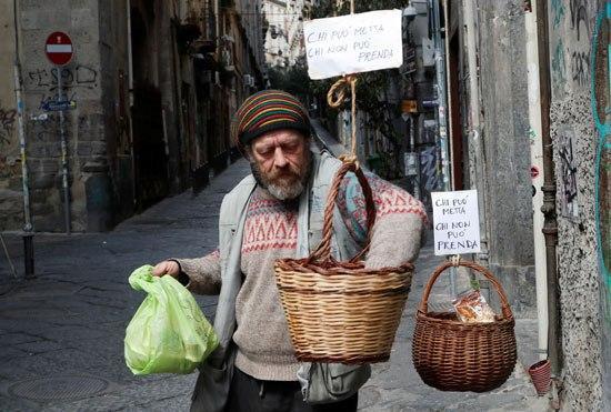 إيطاليا.. توزيع "سلال غذائية" لمساعدة الفقراء جراء كورونا