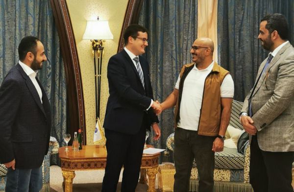 العميد طارق صالح يلتقي القائم بأعمال السفير الروسي