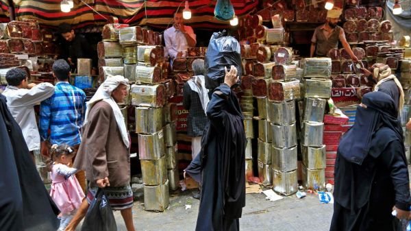 تقشف إجباري بين المواطنين.. ارتفاع أسعار السلع الغذائية بمناطق الحوثي قبيل رمضان- قائمة أسعار