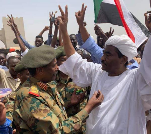 من هو رئيس المجلس العسكري الانتقالي الجديد في السودان؟