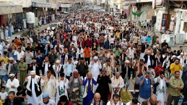 استجابة لدعوة العميد طارق صالح.. أبناء تعز يؤدون صلاة الغائب على شهداء مجزرة صنعاء 