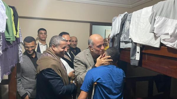 بتكليف من العميد طارق صالح.. وفد عسكري يعايد جرحى المقاومة الوطنية في مصر