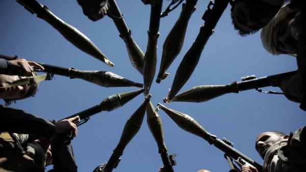 ملابس تهامية لمقاتلي الحوثي المتظاهرين الاربعاء بالحديدة