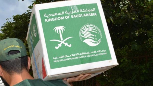 مركز الملك سلمان يغيث عدداً من الأسر في 3 محافظات يمنية