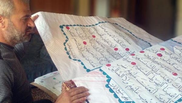 سوري يكتب القرآن الكريم بخط يده سوري يكتب القرآن الكريم بخط يده