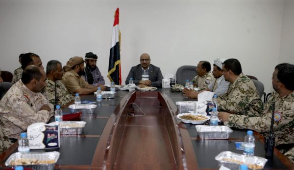 فيديو+صور| نائب رئيس مجلس القيادة الرئاسي طارق صالح يلتقي القيادات العسكرية والأمنية في محور حيس