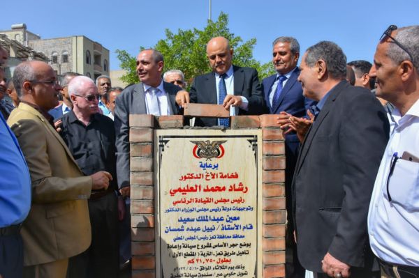 المحافظ شمسان يدشن العمل في مشروع إعادة تأهيل طريق تعز – التربة