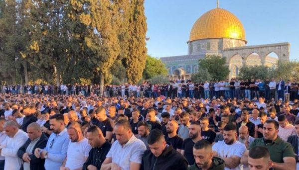  100 ألف فلسطيني أدوا صلاة العيد بـ"الأقصى"