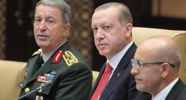 محلل تركي يكشف وجود خلافات بين أردوغان ووزير الدفاع 