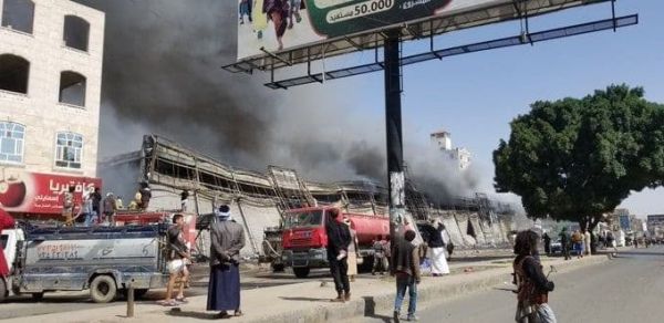 صنعاء .. حريق هائل يلتهم أكبر مركز تجاري في شميلة