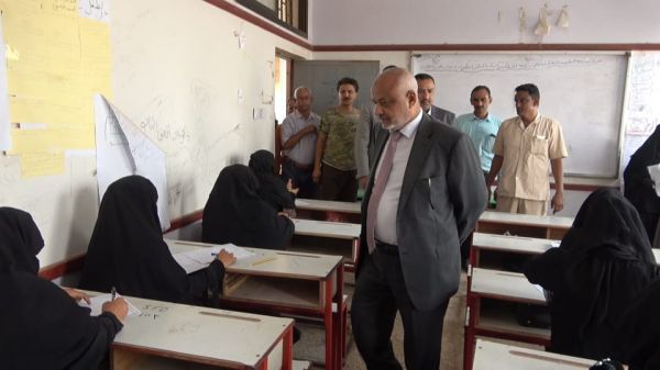 فيديو+صور| محافظ الحديدة والنائب الثاني لسياسي المقاومة يتفقدان سير إختبارات الثانوية في الخوخة