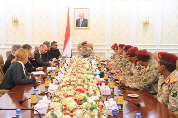 وزير الدفاع يلتقي بعثة سفراء الاتحاد الأوروبي في عدن 