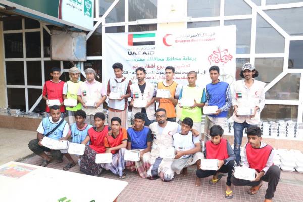 الهلال الأحمر الإماراتي يدشن مشروع إفطار الصائم