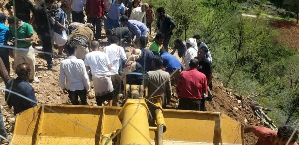سقوط حاجز ترابي يقتل عاملين اثنين في مشروع إنشائي بإب