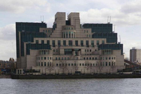 الاستخبارات البريطانية تبحث عن جيمس بوند أسمر بملامح شرقية