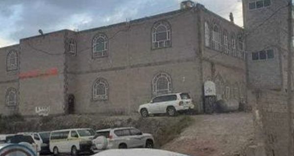 مركز حقوقي يدين اقتحام مليشيا الحوثي مركزاً لتحفيظ القرآن في إب وتحويله لمركز صيفي
