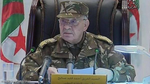 الجزائر.. قايد صالح يندد بمن "يطالبون أمد الأزمة"