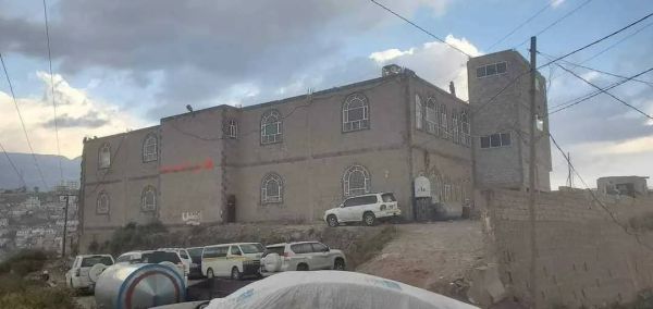 إب.. مليشيا الحوثي تختطف خطيب وإمام مسجد التوحيد وعددًا من طلابه بعد أسبوع من اقتحامه 