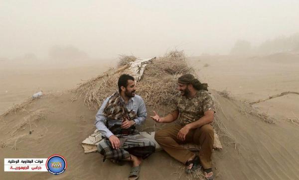 قائد المقاومة الوطنية العميد ركن طارق محمد عبدالله صالح يستقبل الشيخ عوض عارف الزوكا في زيارة له إلى جبهة الساحل الغربي