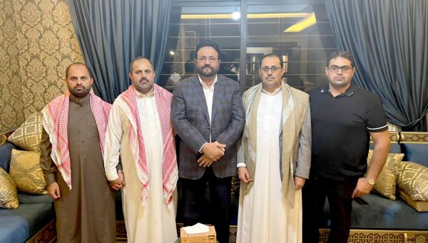نائب رئيس مجلس القيادة الرئاسي الشيخ العرادة يقدم واجب العزاء في وفاة المناضل الشيخ أبو حورية 