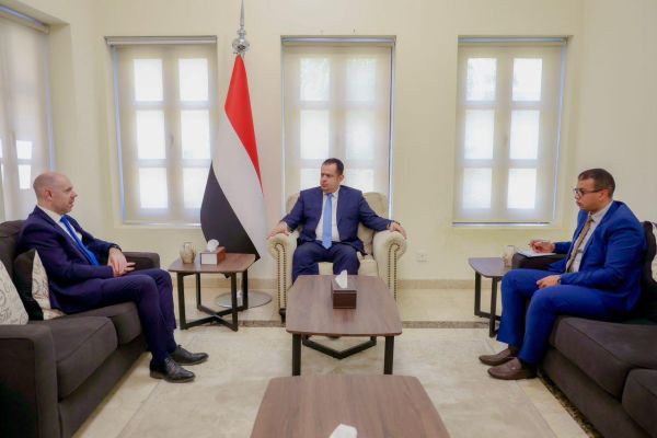 رئيس الوزراء يستعرض مع السفير البريطاني التصعيد الحوثي والحرب الاقتصادية 
