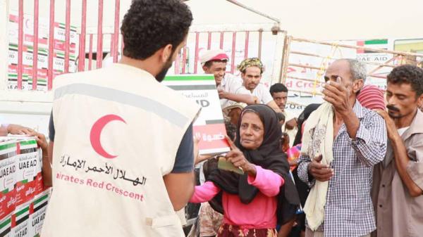 بدعم إماراتي.. توزيع كسوة العيد لـ «4000» أسرة يمنية في الساحل الغربي