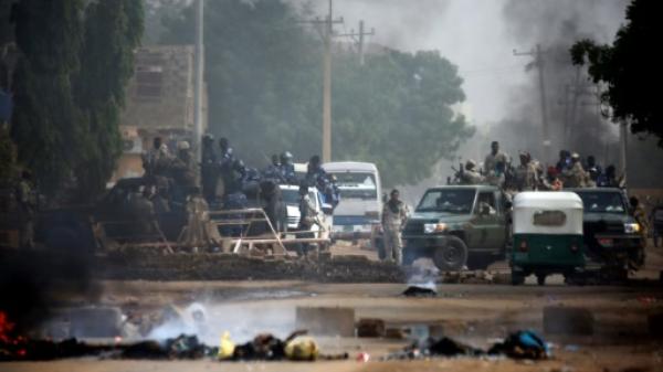 السودان.. قوات الأمن تفض اعتصام أمام مقر قيادة الجيش بالكامل