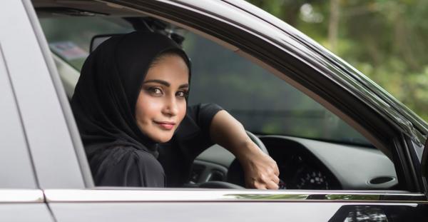 السعودية.. بدء إصدار رخص قيادة للنساء