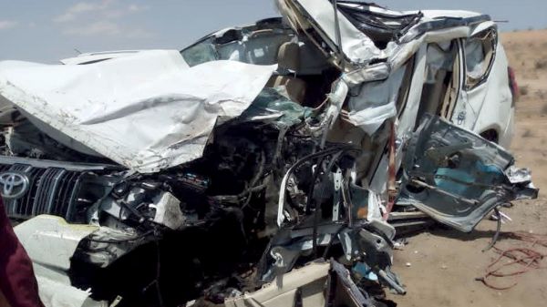 مقتل وإصابة 13 شخصاً في حادث سير مروع في لحج 