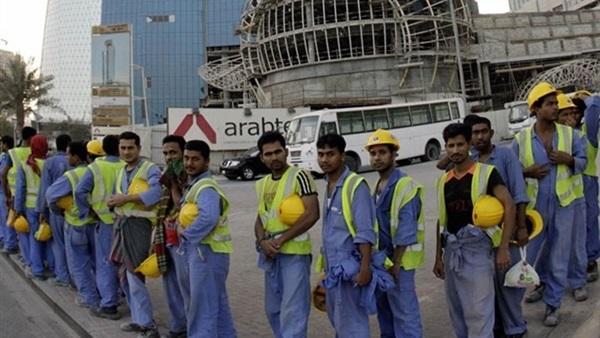 صحيفة فرنسية تفضح أكاذيب قطر بشأن العمال الأجانب