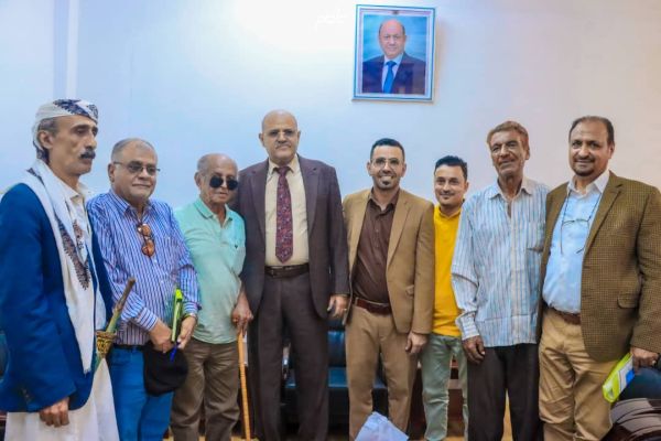 محافظ تعز يستقبل الفنان الكبير محمد محسن عطروش