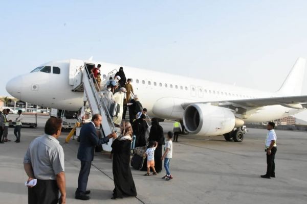 مطار عدن يستقبل أولى رحلات شركة طيران عربية إلى اليمن منذ سنوات