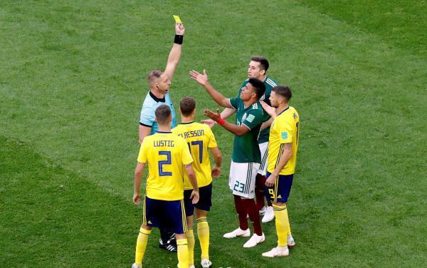 بكرت أصفر .. لاعب المكسيك يدخل تاريخ المونديال 