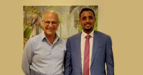 وكيل محافظة الحديدة يطلع السفير البريطاني على انتهاكات الحوثيين بالحديدة 